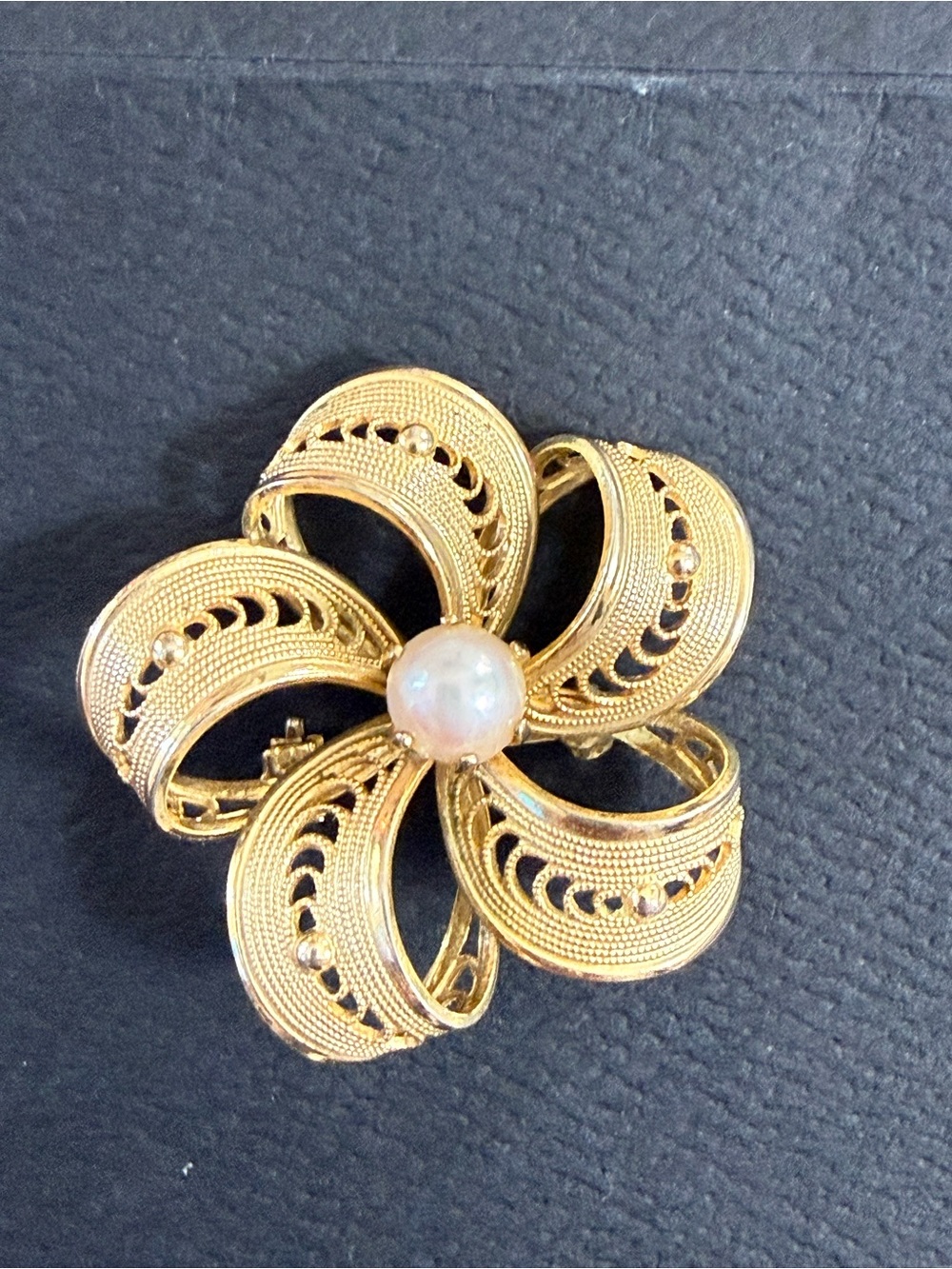 vintage MCM gold-tone filigree flower brooch with a central pearl.